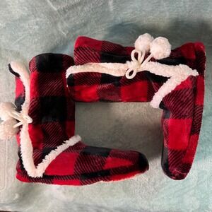 Soft & Cozy Womens Buffalo Plaid Slipper Boots Medium Red Black Sherpa Pom Poms